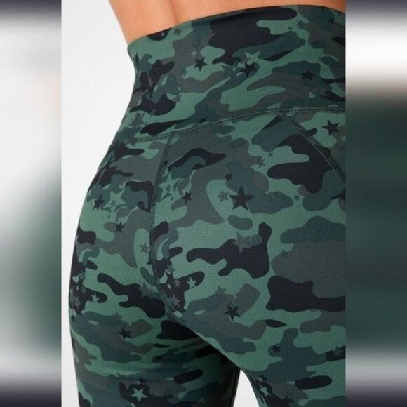 FABLETICS Define PowerHold HighWaisted 7/8 Star Camo Sycamore legging - Picture 6 of 13
